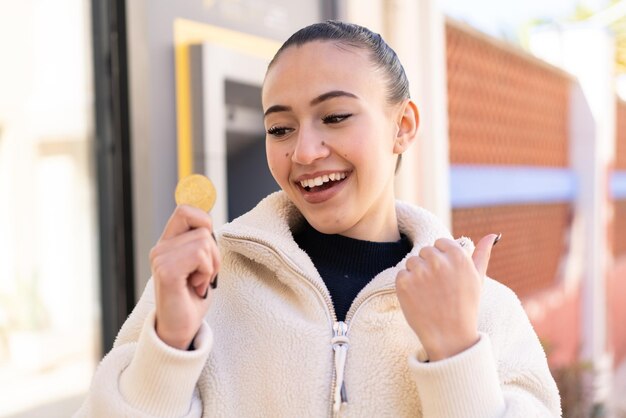 Giovane ragazza marocchina all'aperto che celebra una vittoria