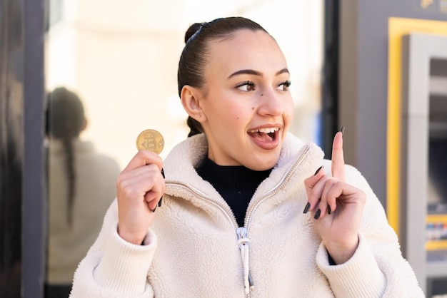 Giovane ragazza marocchina all'aperto che intende realizzare la soluzione mentre alza un dito