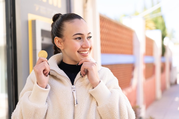 Giovane ragazza marocchina all'aperto che pensa un'idea e guarda il lato