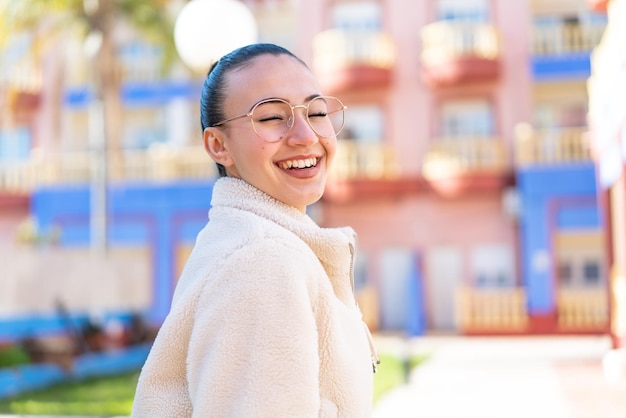 Giovane ragazza marocchina all'aperto con felice espressione