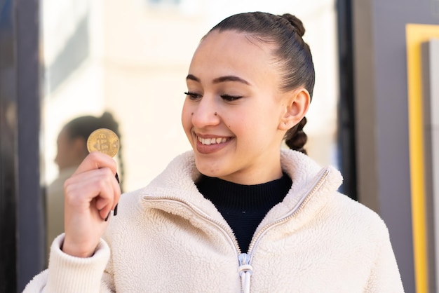 Giovane ragazza marocchina all'aperto con felice espressione