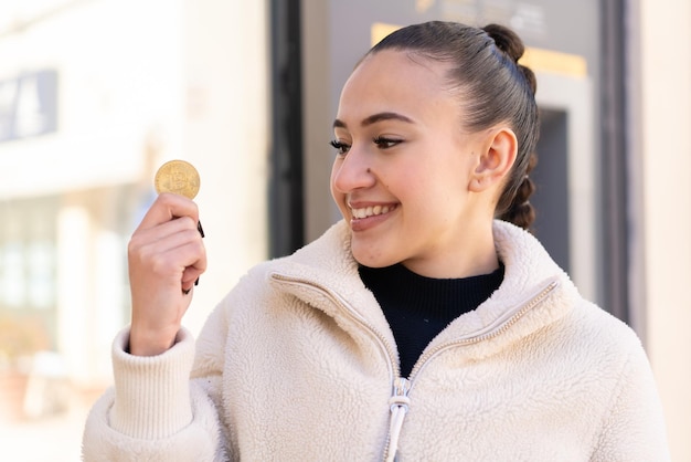 Giovane ragazza marocchina all'aperto con felice espressione