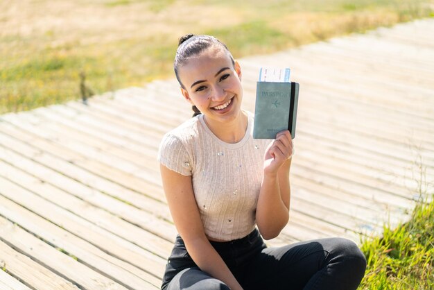 Giovane ragazza marocchina in possesso di un passaporto all'aperto che sorride molto