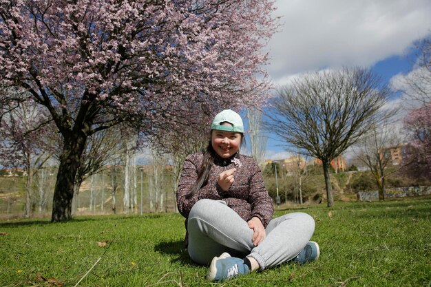 Giovane ragazza nel parco primaverile