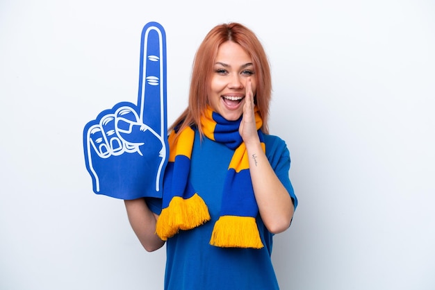 Giovane ragazza russa appassionata di sport isolata su sfondo bianco che grida con la bocca spalancata