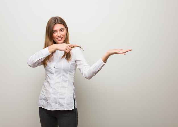 Giovane ragazza russa che tiene qualcosa con la mano