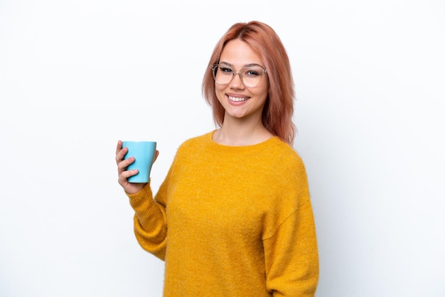 Giovane ragazza russa che tiene tazza di caffè isolata su sfondo bianco sorridente molto