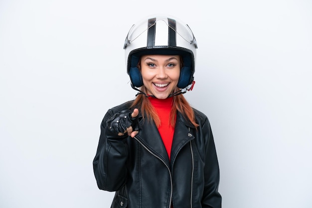 Giovane ragazza russa con un casco da motociclista isolato su sfondo bianco sorpreso e puntato davanti