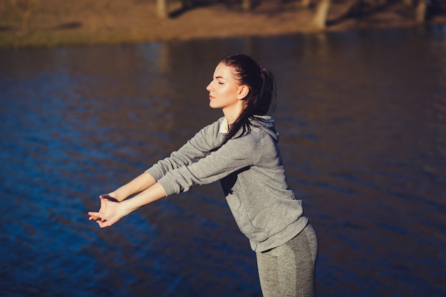 Giovane ragazza sportiva allenamento