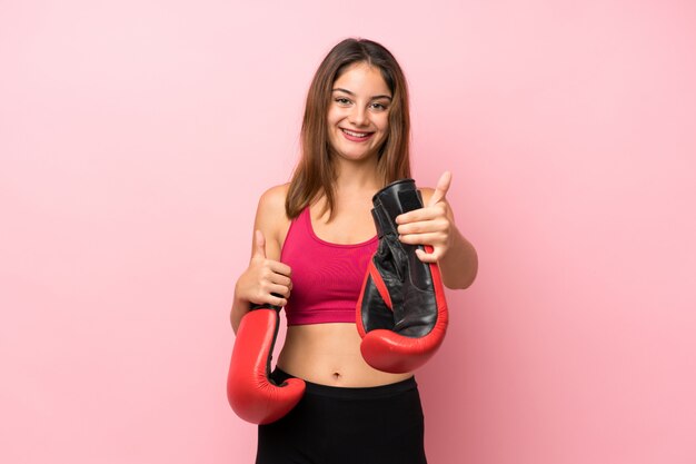 Giovane ragazza sportiva sfondo con guantoni da boxe