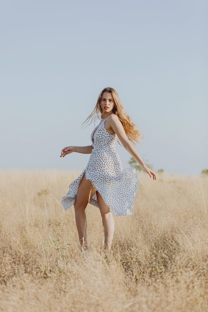 Giovane ragazza su un tramonto estivo