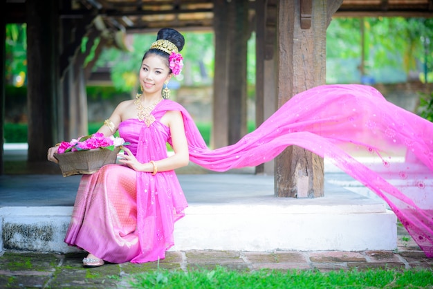 giovane ragazza tailandese con il vestito tradizionale stile nordico nel vecchio tempio, Chiang Mai, Thailandia