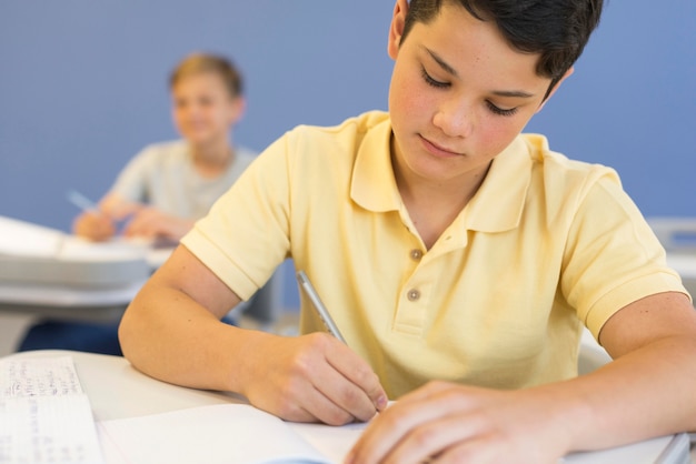 Giovane ragazzo a scuola di scrittura