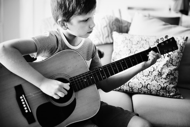 Giovane ragazzo a suonare la chitarra