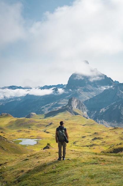 Giovane ragazzo avventuroso trekking in alta montagna Lifestyle relax e libertà