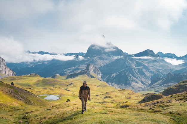 Giovane ragazzo avventuroso trekking in alta montagna Lifestyle relax e libertà