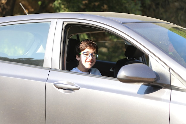 giovane ragazzo bello in un viaggio in campeggio nella foresta estate sfondo