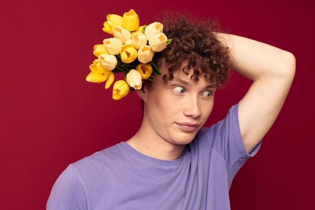 Giovane ragazzo capelli rossi in abbigliamento casual bouquet di fiori regalo isolato sfondo inalterato