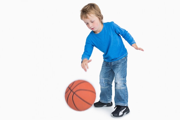 Giovane ragazzo casual giocando a basket