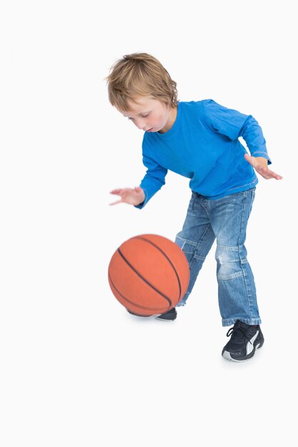 Giovane ragazzo casual giocando a basket