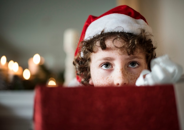 Giovane ragazzo caucasico con scatola regalo di Natale