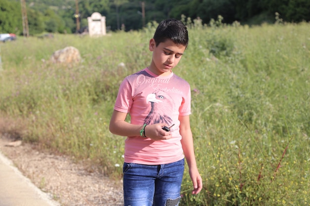 giovane ragazzo che cammina insieme nella foresta nella foresta