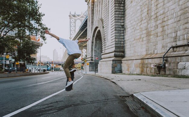 Giovane ragazzo che esegue trucchi con lo skateboard in uno skate park