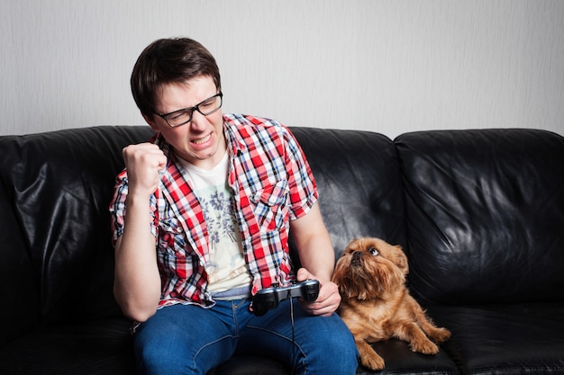 Giovane ragazzo che gioca con i videogiochi.