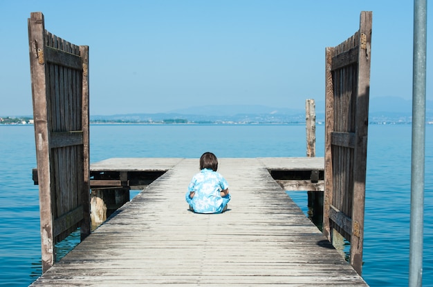 Giovane ragazzo che gode della spiaggia