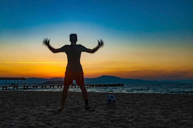 Giovane ragazzo che pratica sport sulla spiaggia a Florianopolis Brasile