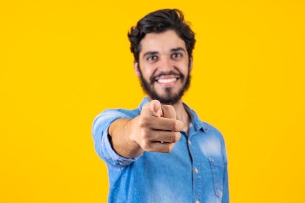 Giovane ragazzo che punta il dito alla telecamera per motivarti