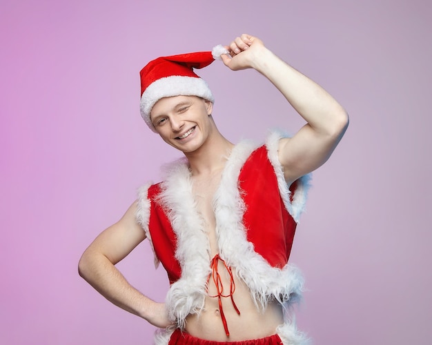 Giovane ragazzo in un vestito da Babbo Natale. sessione fotografica in Studio