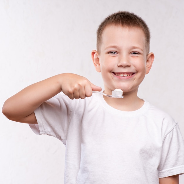 Giovane ragazzo lavarsi i denti