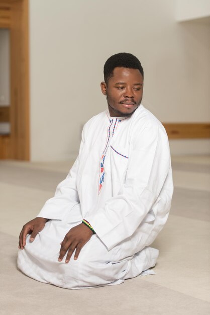 Giovane ragazzo musulmano africano che prega