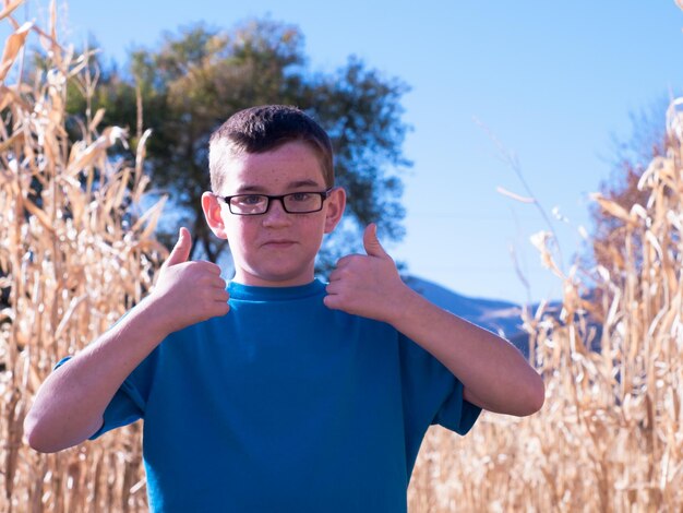 Giovane ragazzo nel labirinto del campo di grano.