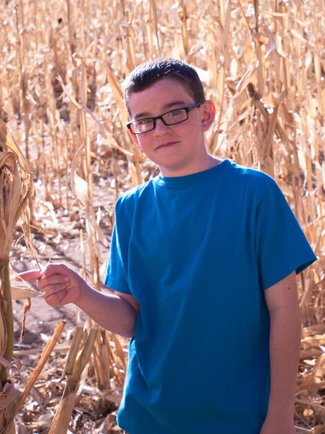 Giovane ragazzo nel labirinto del campo di grano.