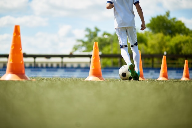 Giovane ragazzo nella pratica del calcio