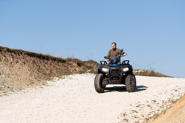 Giovane ragazzo sta guidando un ATV all'aperto