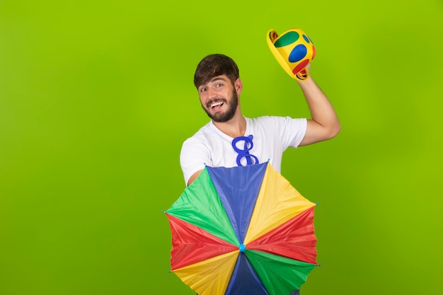 Giovane ragazzo vestito per il carnevale con un piccolo ombrello frevo colorato