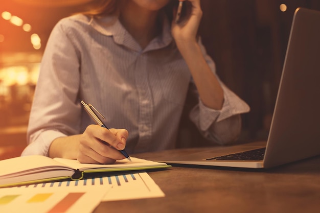 Giovane responsabile marketing femminile che prende appunti al tavolo