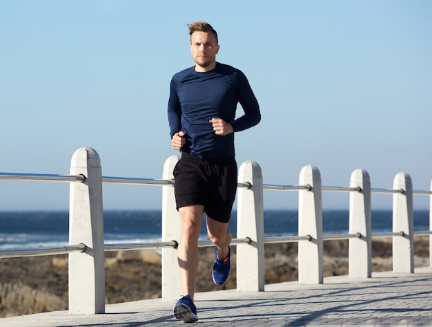 Giovane sano andando a correre fuori