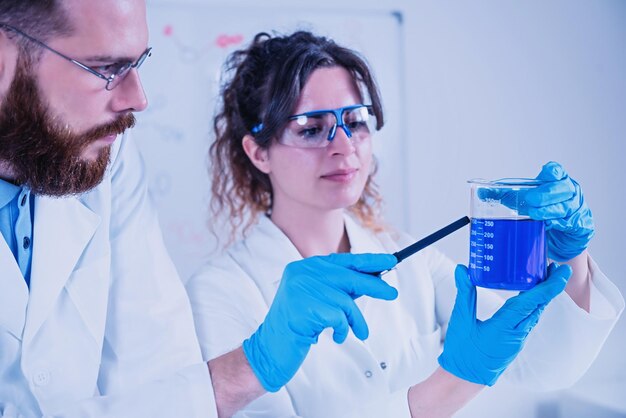 Giovane Scienziato Facendo Esperimenti In Laboratorio