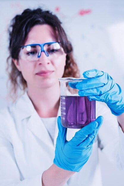 Giovane Scienziato Femminile Facendo Esperimenti In Laboratorio