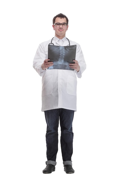 Giovane scienziato professionista uomo che indossa un camice bianco su sfondo isolato