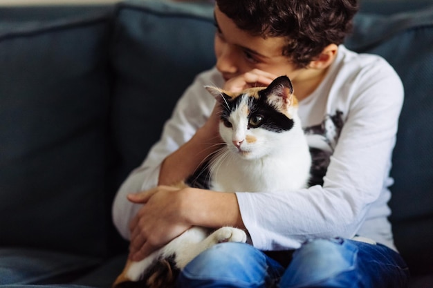 Giovane seduto con il gatto