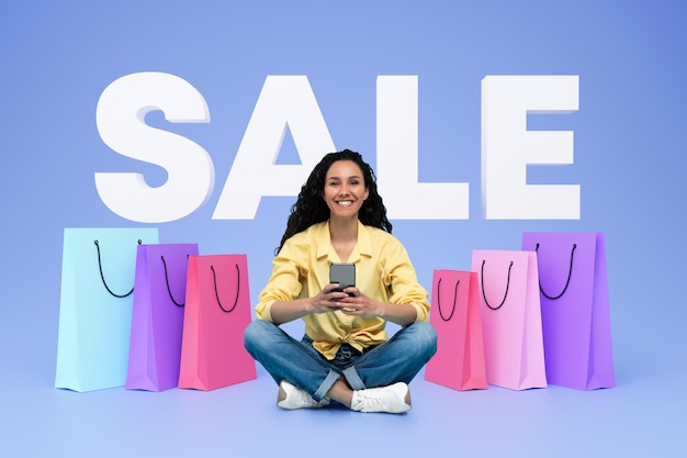 Giovane signora del Medio Oriente con smartphone che navigano sul web vendite sfondo blu