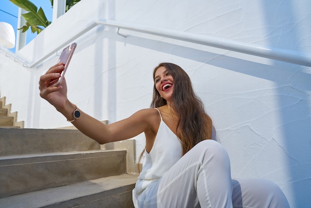 Giovane smarphone latino della foto del selfie della donna