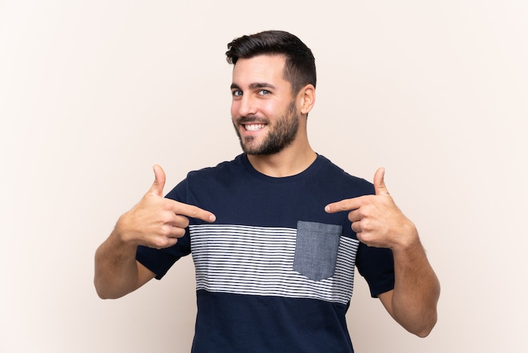 Foto giovane sopra la parete isolata