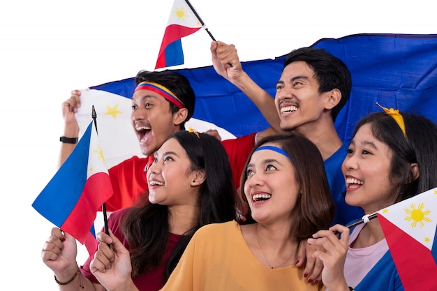 Giovane sostenitore asiatico emozionante che tiene la bandiera delle Filippine