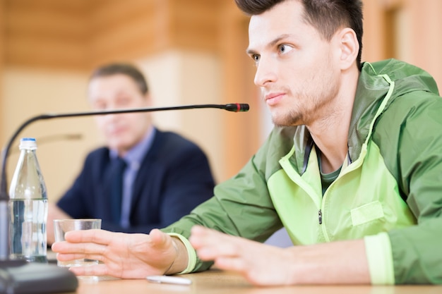 Giovane sportivo alla conferenza stampa